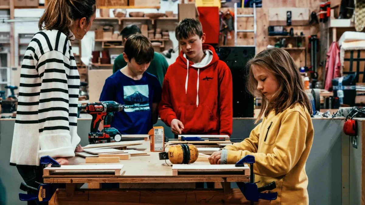 Edinburgh-open-workshop-Master_slide_eow-16-1-scaled-1-e1724789178833 Group of young people using equipment in Edinburgh Open Workshop